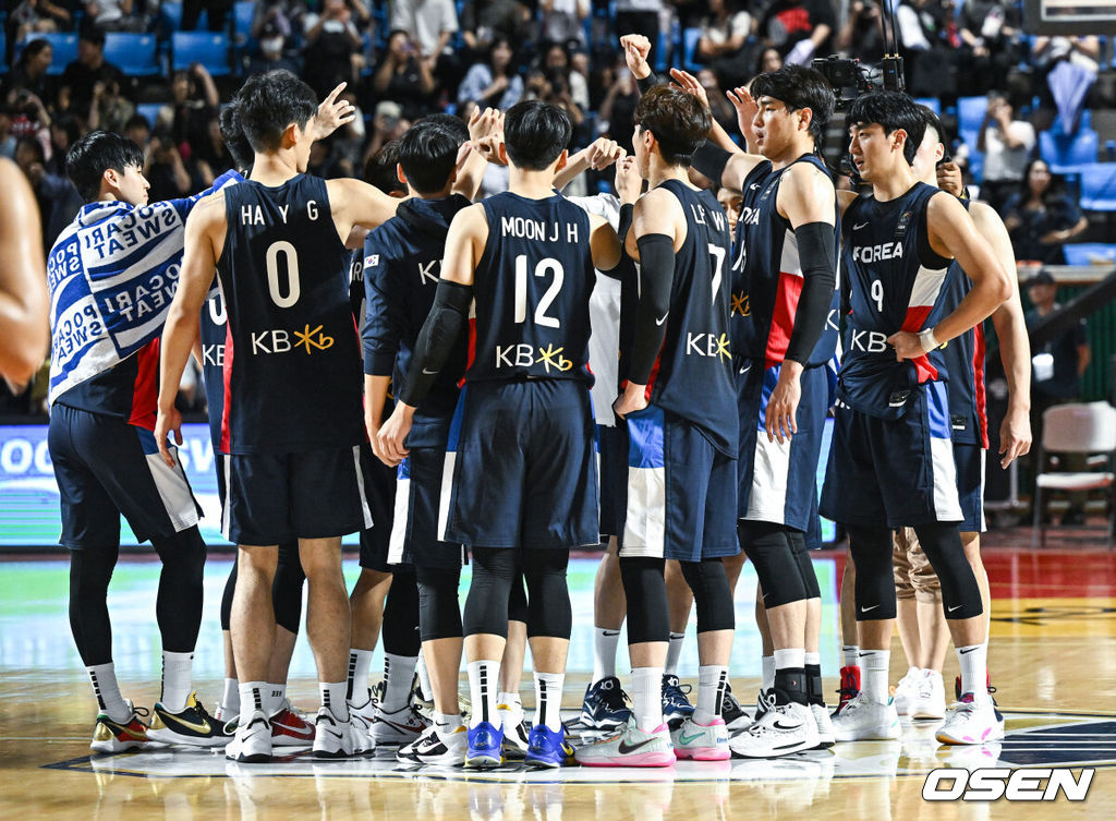 한국 남자농구가 안방에서 열린 한일전 2차전을 내주며 아쉬움을 삼켰다.추일승 감독이 지휘하는 남자 농구대표팀은 23일 잠실학생체육관에서 열린 KB국민은행 2023 남자농구 국가대표 평가전 2차전에서 일본에 80-85로 패했다. 이로써 대표팀은 22일 1차전 승리(76-69)의 기세를 이어가는 데 실패하며 1승 1패로 이번 2연전을 마무리했다.한국과 일본은 5년 만에 다시 만난 이번 시리즈에서도 우열을 가리지 못했다. 양 팀은 지난 2018년 일본 센다이에서 치른 두 차례 평가전에서도 1승 1패를 주고받았다.경기종료 후 농구대표팀 선수들이 아쉬워하고 있다. . 2023.07.23 / soul1014@osen.co.kr