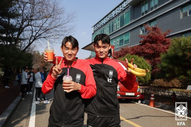 [사진] 양현준과 오현규 / 대한축구협회 제공.