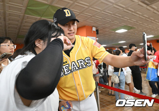 15일 오후 부산 사직야구장에서 ‘2023 신한은행 SOL KBO 올스타전’ 경기가 열렸다.경기 시작에 앞서 두산 홍건희가 팬과 인사를 나누고 있다. 2023.07.15 /ksl0919@osen.co.kr