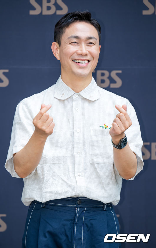 배우 오정세가 라디오 방송 출근길에서 포즈를 취하고 있다. 2023.06.23 /rumi@osen.co.kr