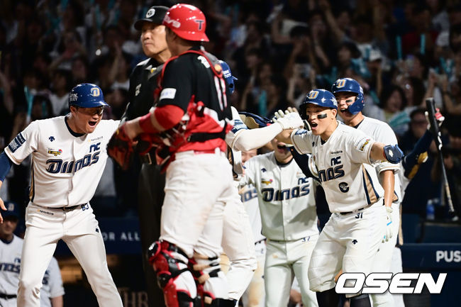 NC 다이노스 마틴이 7회말 2사 만루 좌월 역전 만루 홈런을 치고 동료들의 축하를 박고 있다. 2023.07.25 / foto0307@osen.co.kr