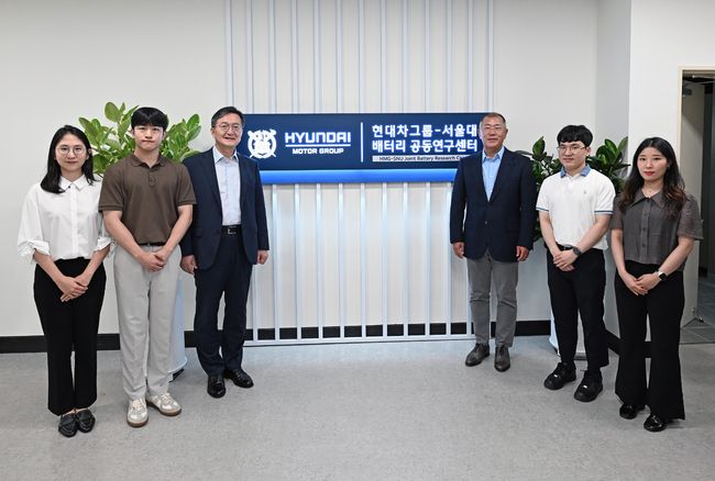 서울대 배터리공동연구센터에서 서울대 유홍림 총장(왼쪽 3번째), 현대차그룹 정의선 회장(왼쪽 4번째)이 학생들과 기념촬영을 하고 있다. 