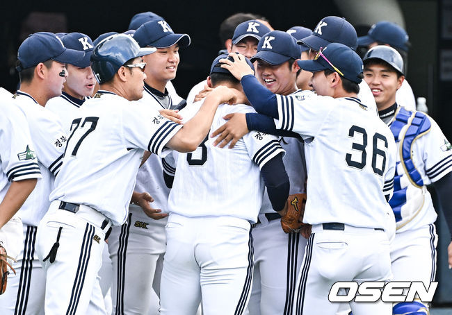 27일 오후 서울 목동구장에서 제78회 청룡기 전국 고교야구선수권대회 겸 주말리그 왕중왕전 경북고와 물금고의 결승전이 진행됐다.8회초 물금고 공격을 막은 경북고 박관우 투수가 이닝종료 후 동료들의 축하를 받고 있다2023.07.27  / soul1014@osen.co.kr