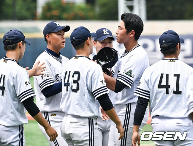 5회초 물금고 공격을 막아낸 경북고 이승헌 선발투수가 동료들의 축하를 받고 마운드를 내려가고 있다. 2023.07.27  / soul1014@osen.co.kr