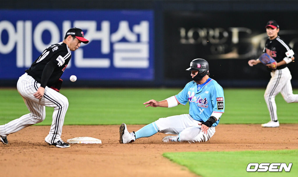 27일 오후 경기도 수원 KT위즈파크에서 ‘2023 신한은행 SOL KBO리그’ KT 위즈와 LG 트윈스의 경기가 열렸다.7회말 2타점 동점 적시타를 때린 KT 박병호가 2사 1루에서 2루 도루에 성공하고 있다. 2023.07.27 /cej@osen.co.kr 