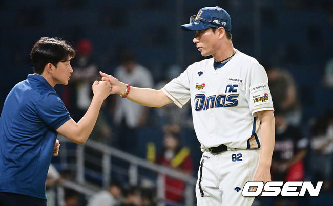 NC 다이노스 강인권 감독이 KIA 타이거즈에 4-0으로 승리한 후 기쁨을 나누고 있다. 2023.07.27 / foto0307@osen.co.kr