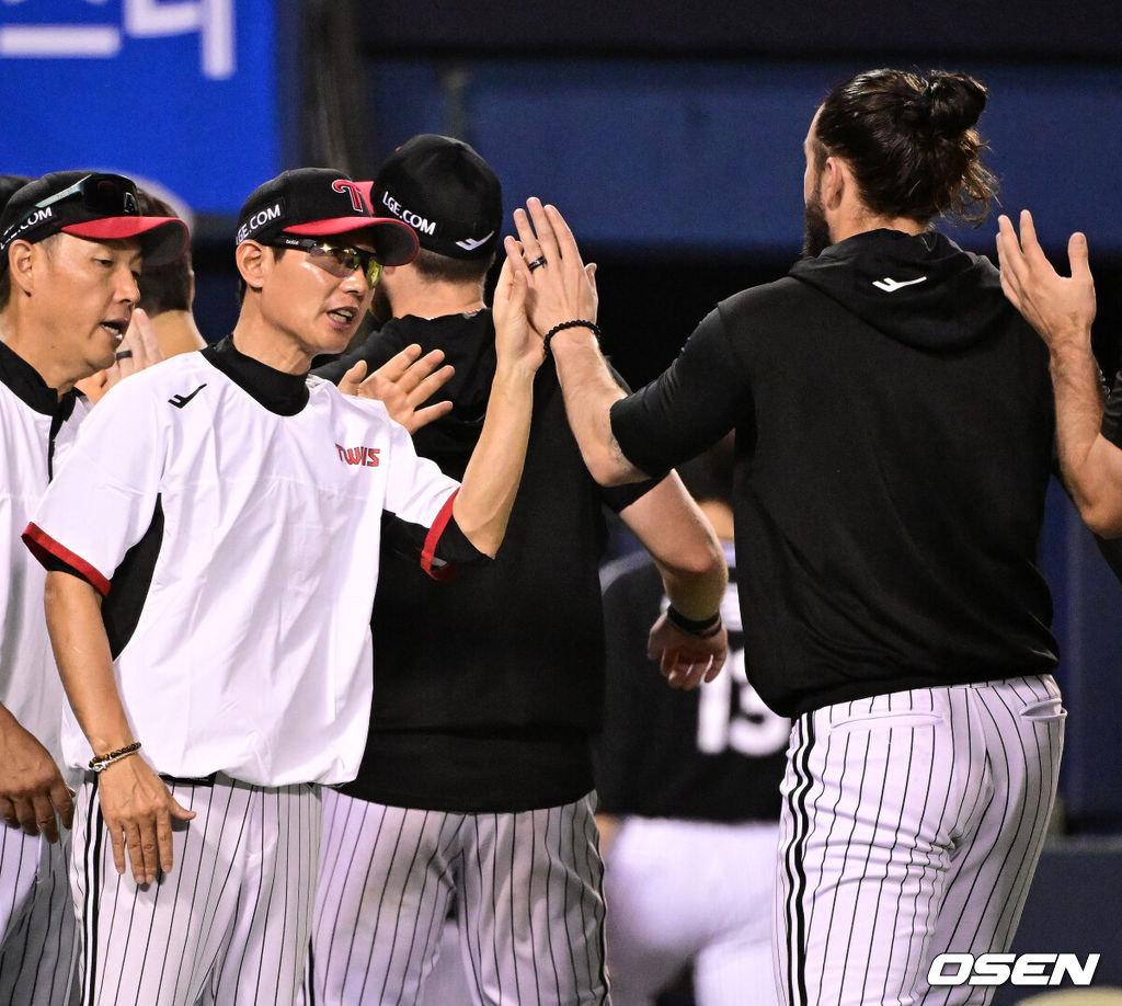  LG는 28일 서울 잠실구장에서 열린 ‘한 지붕 라이벌’ 두산과의 맞대결에서 9-2로 승리했다. 경기를 마치고 LG 염경엽 감독과 켈리가 승리를 기뻐하고 있다. 2023.07.28 /jpnews@osen.co.kr