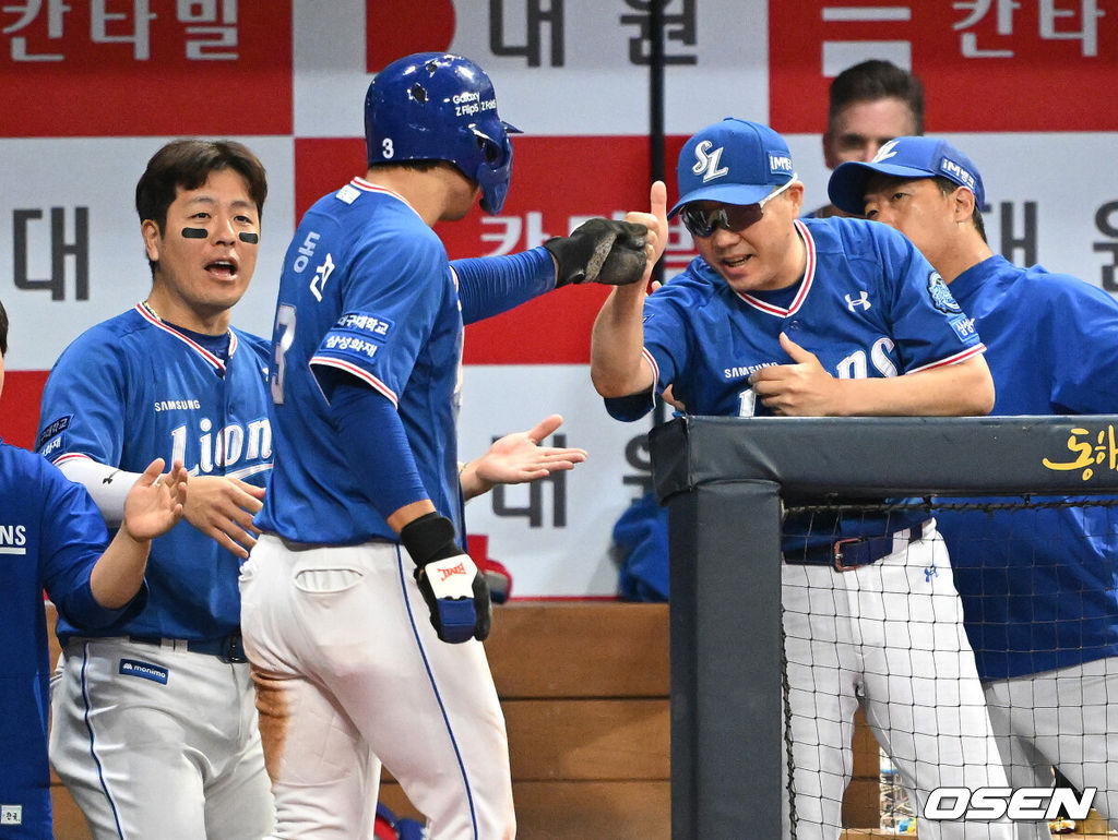 29일 오후 서울 고척스카이돔에서 ‘2023 신한은행 SOL KBO리그’ 키움 히어로즈와 삼성 라이온즈의 경기가 열렸다.2회초 1사 1,3루에서 삼성 김현준의 땅볼 때 홈으로 쇄도한 3루주자 김동진이 득점에 성공하고 더그아웃에서 박진만 감독과 하이파이브를 하고 있다. 2023.07.29 /sunday@osen.co.kr