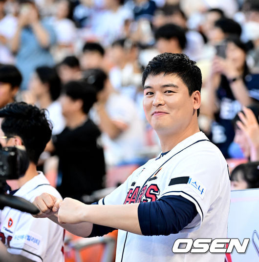 배우 이장우가 맥주 배틀 이벤트에서 승리를 거두며 기뻐하고 있다. 2023.07.29 /jpnews@osen.co.kr