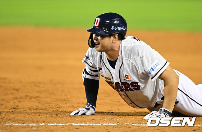 5회말 2사 만루에서 두산 김재환이 2타점 우전 적시타를 날리고 주루사 당하며 아쉬워하고 있다. 2023.07.29 /