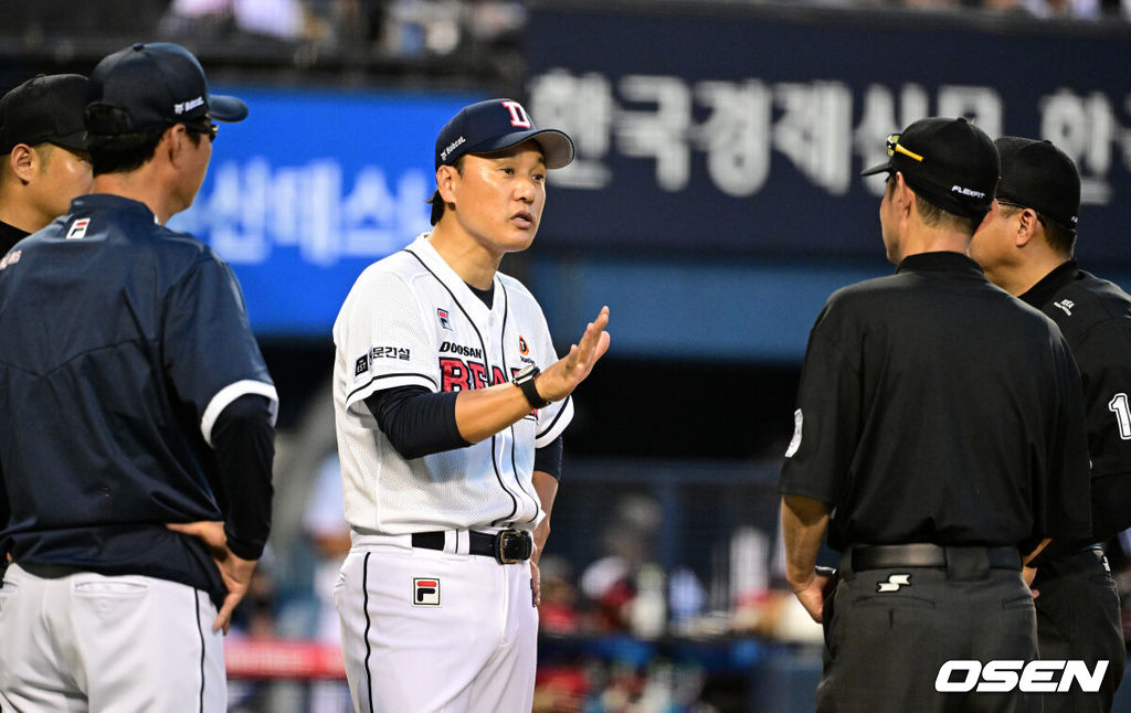 29일 오후 서울 잠실야구장에서 ‘2023 신한은행 SOL KBO리그’ 두산 베어스와 LG 트윈스의 경기가 열렸다.5회초 2사 만루에서 LG 문성주가 선제 2타점 적시타를 날렸다. 1루주자 홍창기가 실책을 틈타 홈까지 내달렸지만 두산 양의지에 태그아웃당했다. LG는 홈 태그아웃 관련 비디오 판독을 요청했고 두산 양의지의 홈 충돌 방지법에 의해 세이프로 원심이 번복됐다. 이에 이승엽 감독이 판정에 불만을 나타내며 심판진에 항의하고 있다. 이승엽 감독은 퇴장. 2023.07.29 /jpnews@osen.co.kr