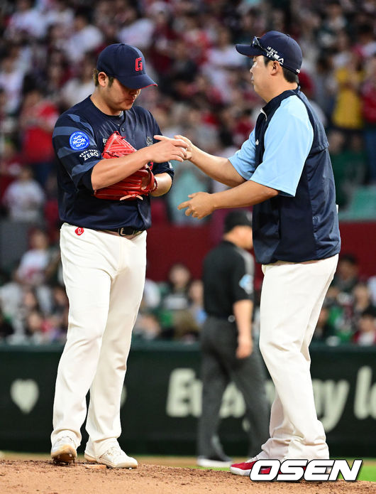 16일 오후 인천 SSG랜더스필드에서 ‘2023 신한은행 SOL KBO리그’ SSG 랜더스와 롯데 자이언츠의 경기가 열렸다.5회말 1사 1루 상황 롯데 선발 한현희가 마운드를 내려가며 배영수 코치에게 공을 넘기고 있다. 2023.06.16 / dreamer@osen.co.kr