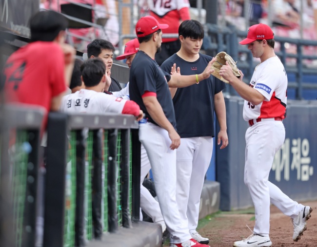 파노니가 강판하자 동료들이 호투를 축하하고 있다./KIA 타이거즈 제공