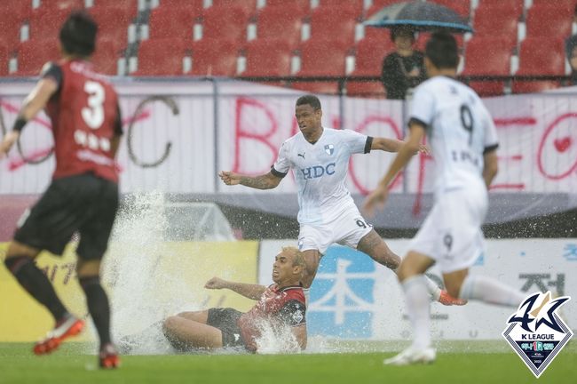 [사진] 부산 아이파크와 부천FC1995 / 한국프로축구연맹 제공.