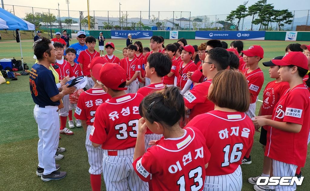 서울 금동초등학교 학생들에게 덕담을 해주는 일본 아이치현 연합팀 감독. /OSEN DB