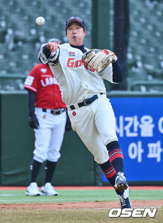 롯데 자이언츠 이호연이 1루로 송구하고 있다. 2023.03.15 / foto0307@osen.co.kr