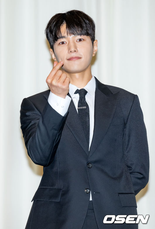 31일 서울 서초구 더 리버사이드호텔에서 인피니트 일곱 번째 미니 앨범 '비긴(13egin)'기자간담회가 열렸다.<br /><br />그룹 인피니트 엘(김명수)이 단상 위에서 포즈를 취하고 있다. 2023.07.31 / rumi@osen.co.kr