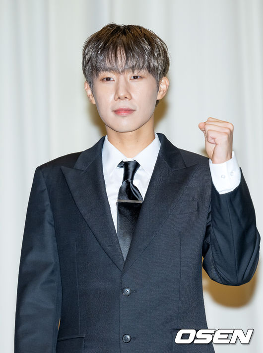 31일 서울 서초구 더 리버사이드호텔에서 인피니트 일곱 번째 미니 앨범 '비긴(13egin)'기자간담회가 열렸다.<br /><br />그룹 인피니트 김성규가 단상 위에서 포즈를 취하고 있다. 2023.07.31 / rumi@osen.co.kr