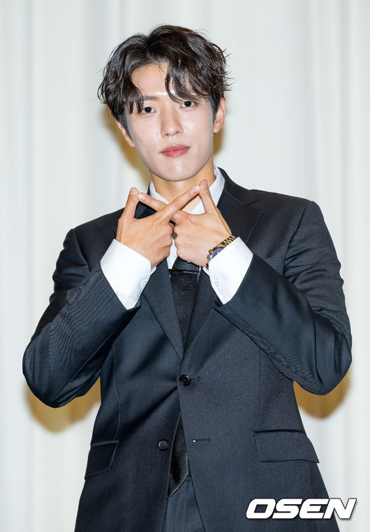 31일 서울 서초구 더 리버사이드호텔에서 인피니트 일곱 번째 미니 앨범 '비긴(13egin)'기자간담회가 열렸다.<br /><br />그룹 인피니트 이성열이 단상 위에서 포즈를 취하고 있다. 2023.07.31 / rumi@osen.co.kr