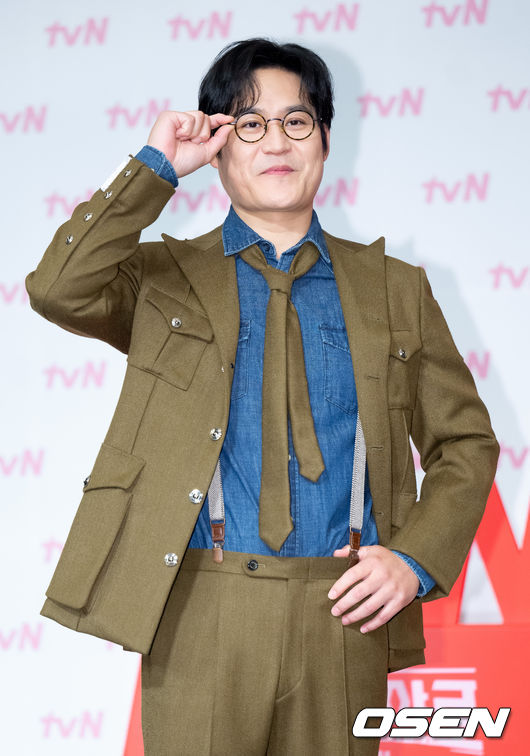 1일 오후 서울 마포구 서울가든호텔에서 tvN 예능 ‘형따라 마야로: 아홉 개의 열쇠' 제작발표회가 열렸다. 배우 김성균이 취재진을 향해 포즈를 취하고 있다. 2023.08.01 /ksl0919@osen.co.kr