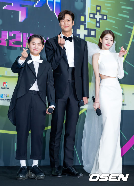 16일 오후 서울 잠실 실내체육관에서 ‘2022 KBS 가요대축제:Y2K’ 레드카펫 행사가 진행됐다.김신영, 나인우, 장원영이 무대 위에서 포즈를 취하고 있다. 2022.12.16 /rumi@osen.co.kr