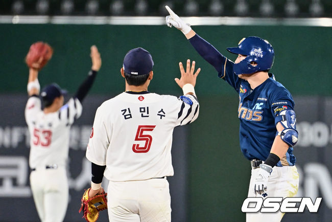 NC 다이노스 박건우가 연장 11회초 2루타를 치고 세리머니를 하고 있다. 2023.08.01 / foto0307@osen.co.kr