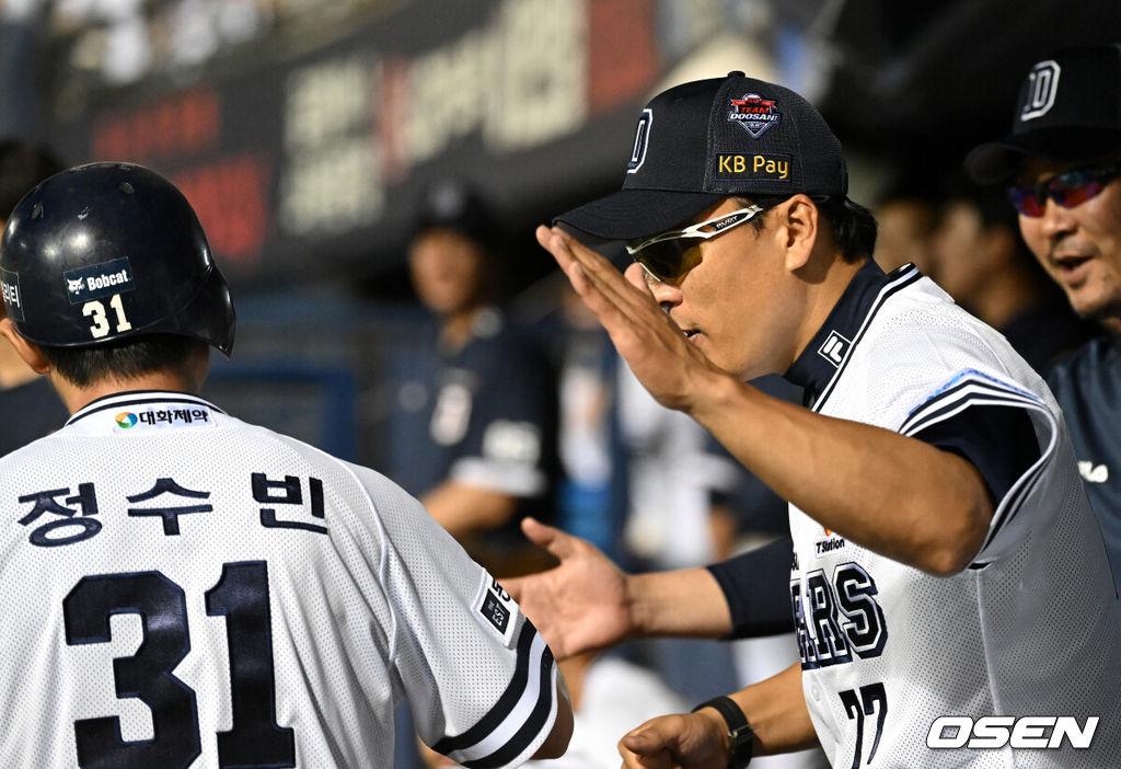 두산 허경민의 우전 적시타 때 홈을 밟은 정수빈이 이승엽 감독과 하이파이브를 하고 있다. 2023.07.07 /sunday@osen.co.kr