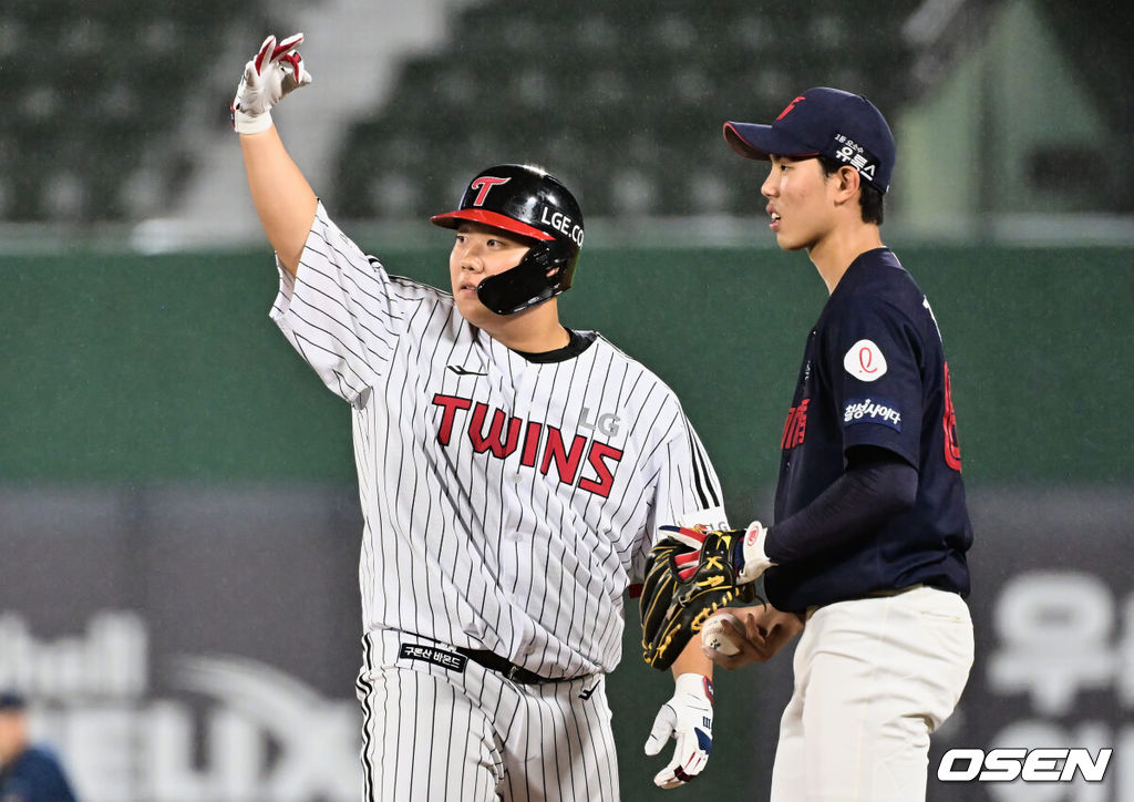 14일 부산 사직구장에서 2023 신한은행 SOL KBO 퓨처스 올스타전 남부(상무·NC·삼성·롯데·KT·KIA)와 북부(한화·LG·고양(히어로즈)·SSG·두산)리그의 경기가 열렸다. 북부리그 올스타 LG 김범준이 7회말 1타점 적시타를 치고 기뻐하고 있다. 2023.07.14 / foto0307@osen.co.kr