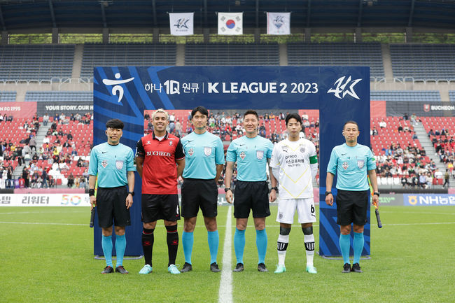 부천종합운동장/ K리그2/ 부천FC1995 vs 전남드래곤즈/ 김동민 2부심, 부천 닐손주니어, 이지형 대기심, 임정수 주심, 전남 장성재, 이양우 1부심/ 심판진/ 양 팀 주장/ 기념 사진/ 사진 정재훈