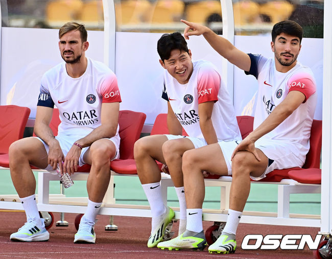 파리 생제르맹 FC 이강인이 벤치에 앉아 경기를 지켜보고 있다. 2023.08.03 / foto0307@osen.co.kr