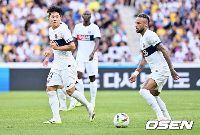 파리 생제르맹 FC 이강인이 네이마르와 고을 주고 받으며 공격하고 있다. 2023.08.03 / foto0307@osen.co.kr