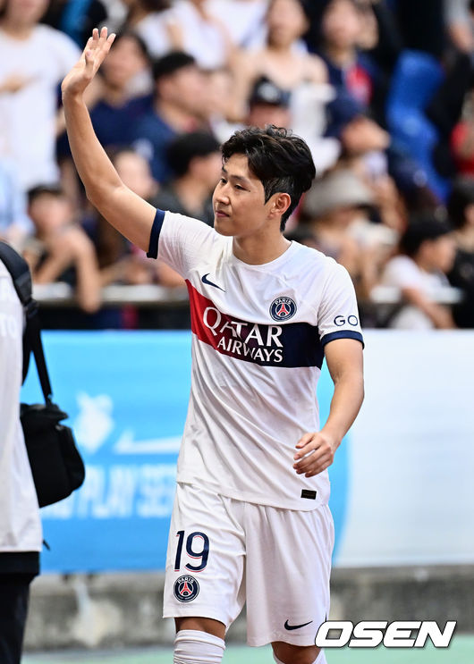 파리 생제르맹 FC 이강인이 경기를 마치고 팬들에게 인사를 하고 있다. 2023.08.03 / foto0307@osen.co.kr