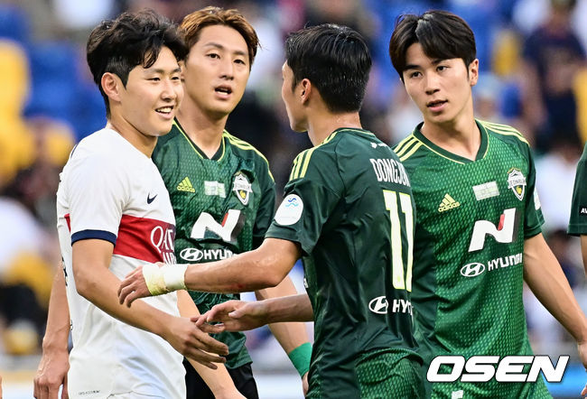 파리 생제르맹 FC 이강인이 경기를 마치고 전북 현대 선수들과 인사를 하고 있다. 2023.08.03 / foto0307@osen.co.kr