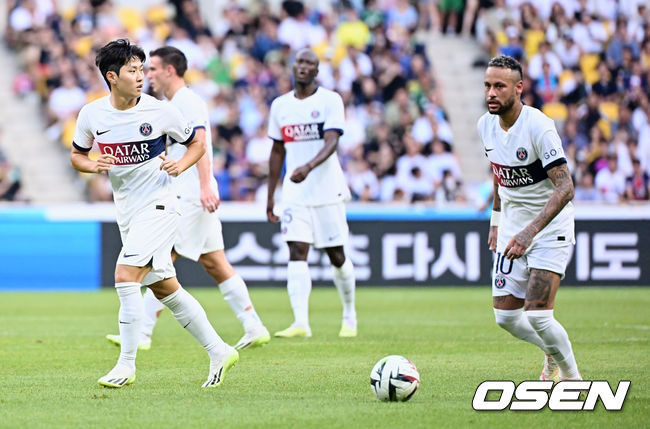 파리 생제르맹 FC 이강인이 네이마르와 고을 주고 받으며 공격하고 있다. 2023.08.03 / foto0307@osen.co.kr