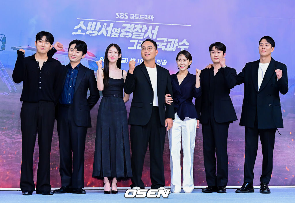 4일 오후 서울 목동 SBS에서 새 금토드라마 ‘소방서 옆 경찰서 그리고 국과수’ 제작발표회가 열렸다. ‘소방서 옆 경찰서 그리고 국과수’는 ‘소방서 옆 경찰서’의 시즌2로, 한국판 수사 공조극의 새로운 장을 연 작품인 만큼 기대를 모은다. 화재 잡는 소방, 범죄 잡는 경찰 그리고 증거 잡는 국과수가 전대미문, 전무후무 사건과 맞서는 업그레이드 공조를 그리는 드라마로, 시즌1에 이어 김래원, 손호준, 공승연이 그대로 출연하며 더 깊어진 이야기를 펼칠 예정이다.배우 손호준, 강기둥, 공승연, 신경수 감독, 손지윤, 오의식, 김래원이 포토타임을 하고 있다. 2023.08.04 /jpnews@osen.co.kr