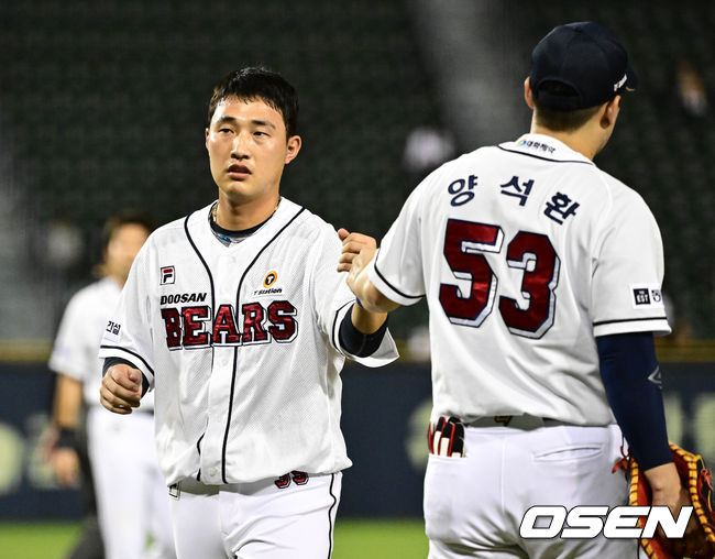 9회초 이닝을 마친 뒤 두산 김인태가 양석환과 주먹을 맞대고 있다. 2023.08.04 /cej@osen.co.kr 