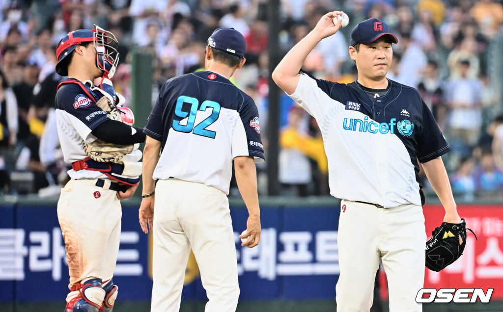 9일 부산 사직구장에서 2023 신한은행 SOL KBO리그 롯데 자이언츠와 LG 트윈스의 경기가 열렸다. 롯데 자이언츠 이인복이 6회초 교체되고 있다. 2023.07.09 / foto0307@osen.co.kr