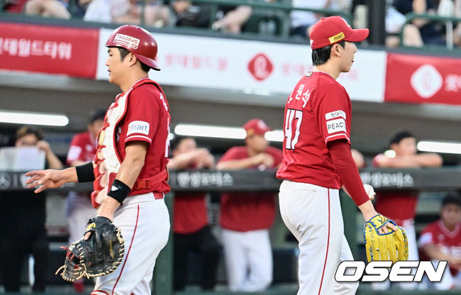 SSG 랜더스 오원석과 김민식이 3회말 2실점하고 아쉬워하고 있다. 2023.08.05 / foto0307@osen.co.kr