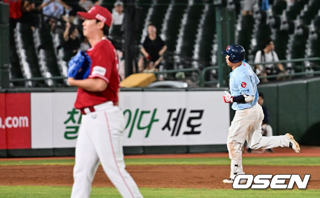 롯데 자이언츠 정훈이 7회말 동점 솔로 홈런을 치고 세리머니를 하고 있다. 2023.08.05 / foto0307@osen.co.kr