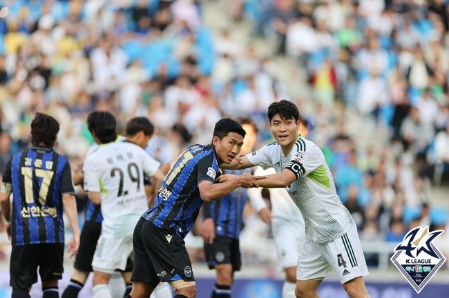 [사진] 인천 김동민과 전북 박진섭 / 한국프로축구연맹 제공.