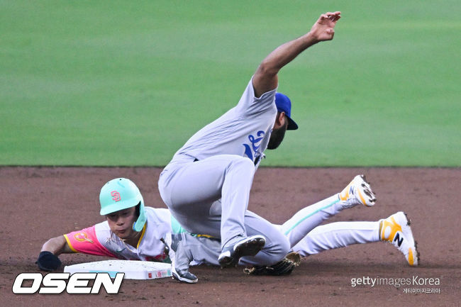 [사진] 샌디에이고 김하성이 2루 도루를 하고 있다. ⓒGettyimages(무단전재 및 재배포 금지)