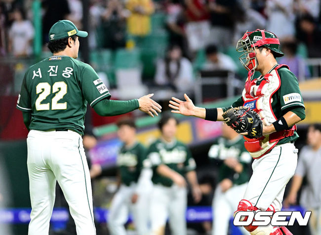 경기를 마치고 세이브를 거둔 SSG 투수 서진용과 포수 김민식이 인사를 나누고 있다. 2023.07.29 / dreamer@osen.co.kr