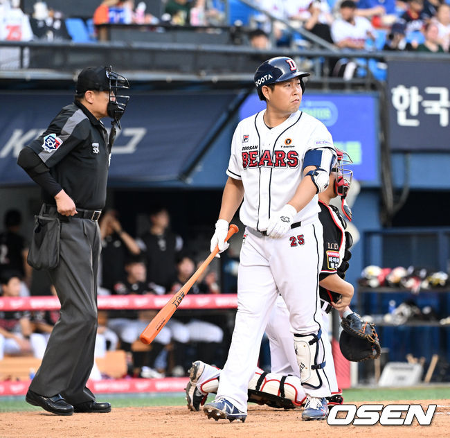 5일 오후 서울 잠실야구장에서 ‘2023 신한은행 SOL KBO리그’ 두산 베어스와 KT 위즈의 경기가 열렸다.3회말 무사에서 두산 양의지가 삼진으로 물러나며 아쉬운 표정을 짓고 있다. 2023.08.05 /sunday@osen.co.kr