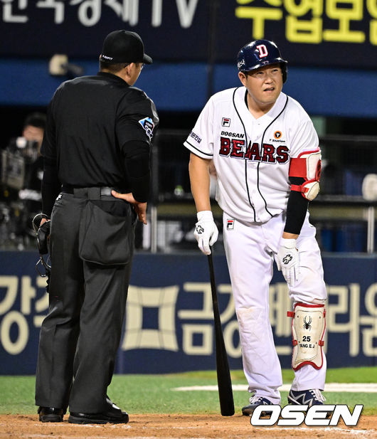 7회말 2사 1루에서 두산 양의지가 파울 타구에 허벅지를 맞고 괴로워하고 있다. 2023.07.29 /jpnews@osen.co.kr