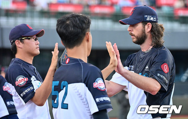 롯데 자이언츠 윌커슨이 7회초 2사 3루 SSG 랜더스 최정을 삼진으로 잡고 동료들과 하이파이브를 하고 있다. 2023.08.06 / foto0307@osen.co.kr