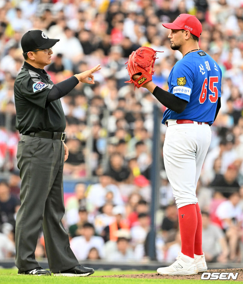 6일 오후 광주-기아챔피언스필드에서 ‘2023 신한은행 SOL KBO리그’ KIA 타이거즈와 한화 이글스 경기가 열렸다.4회초 2사 주자 2,3루 한화 장진혁 타석에서 파울 관련 판정에 항의하는 KIA 선발 산체스에게 심판이 경고를 하고 있다. 2023.08.06 / rumi@osen.co.kr