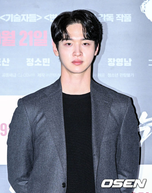 19일 오후 서울 용산구 CGV 용산아이파크몰에서 영화 ‘늑대사냥(감독 김홍선)’ 언론배급 시사회 및 기자간담회 열렸다.'늑대사냥'은 동남아로 도피한 인터폴 수배자들을 국내로 송환하는 호송선 프론티어 타이탄호 안에서 벌어지는 서바이벌 액션이다. '공모자들'(2012)과 '기술자들'(2014) 등을 연출한 김홍선 감독이 메가폰을 잡고, 서인국·장동윤·성동일·정소민·고창석·장영남 등이 출연한다.배우 장동윤이 포즈를 취하고 있다. 2022.09.19 /cej@osen.co.kr