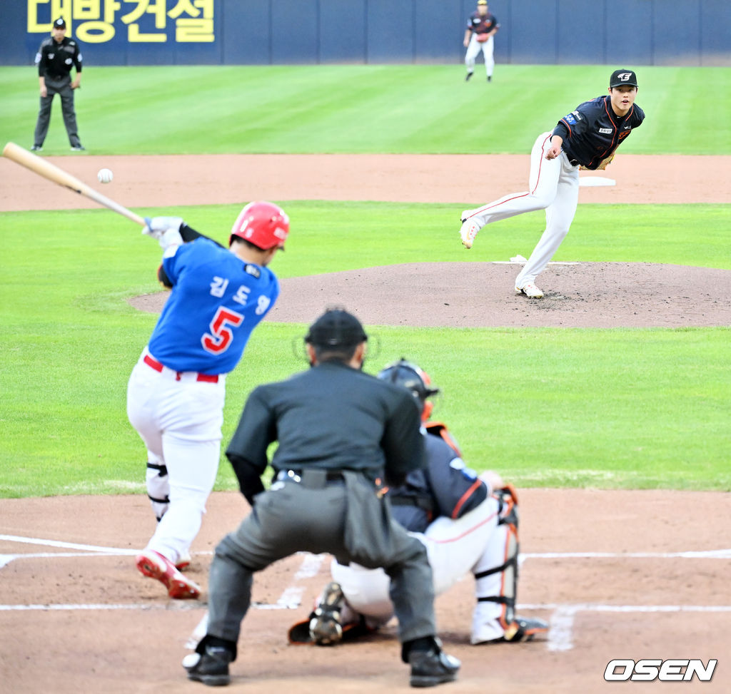 6일 오후 광주-기아챔피언스필드에서 ‘2023 신한은행 SOL KBO리그’ KIA 타이거즈와 한화 이글스 경기가 열렸다.1회말 2사 KIA 김도영이 한화 선발 문동주와의 첫 대결에서 유격수 라인드라이브 타구를 때리고 있다. 2023.08.06 / rumi@osen.co.kr