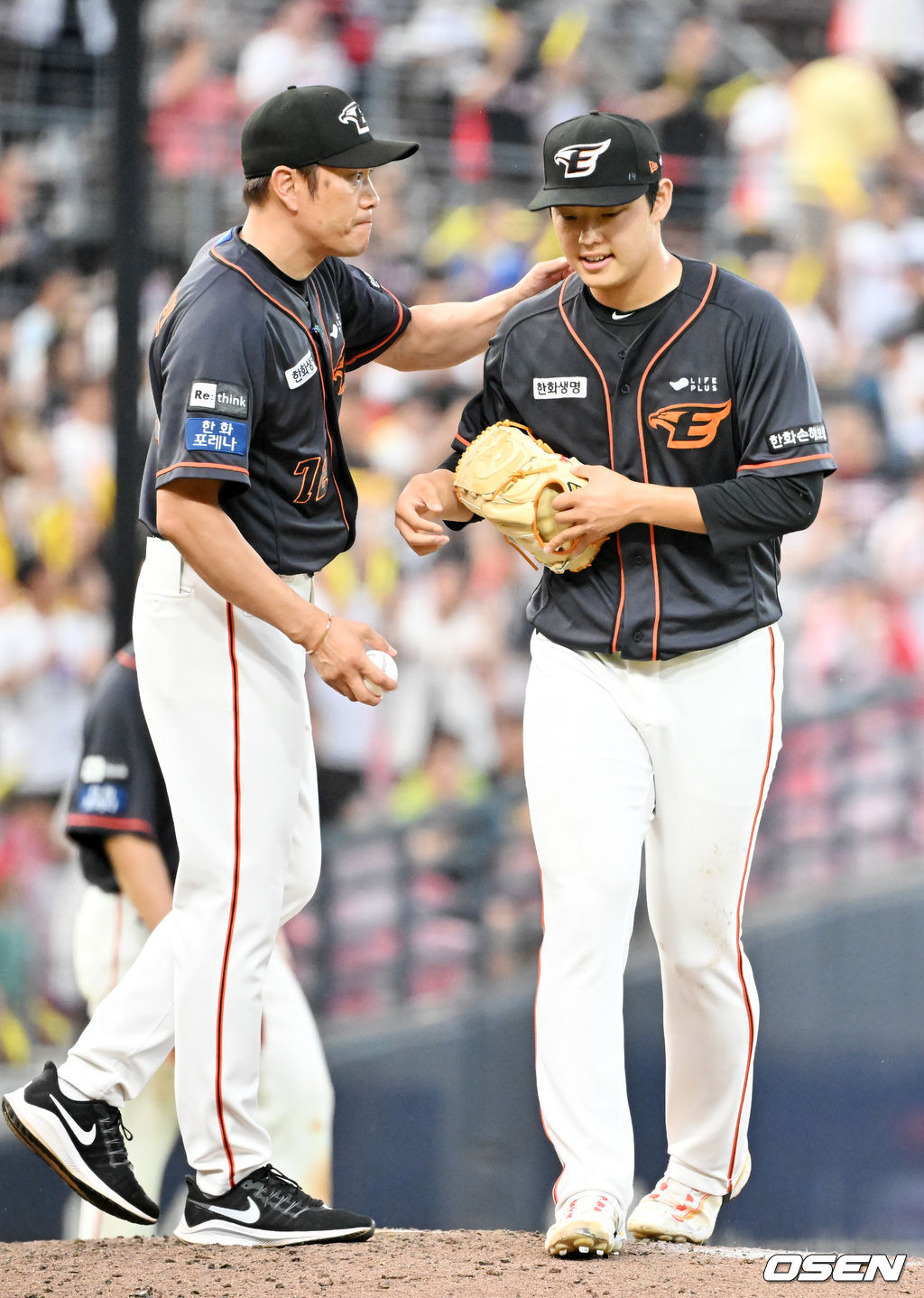 6일 오후 광주-기아챔피언스필드에서 ‘2023 신한은행 SOL KBO리그’ KIA 타이거즈와 한화 이글스 경기가 열렸다.6회말 1사 주자 1루 KIA 최형우 타석에서 한화 선발 문동주가 마운드를 내려가고 있다. 2023.08.06 / rumi@osen.co.kr