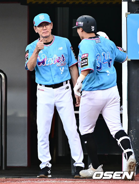 27일 오후 경기도 수원 KT위즈파크에서 ‘2023 신한은행 SOL KBO리그’ KT 위즈와 LG 트윈스의 경기가 열렸다.2회말 1사 KT 이호연이 좌월 솔로포를 날린 뒤 이강철 감독의 축하를 받고 있다.2023.07.27 /cej@osen.co.kr